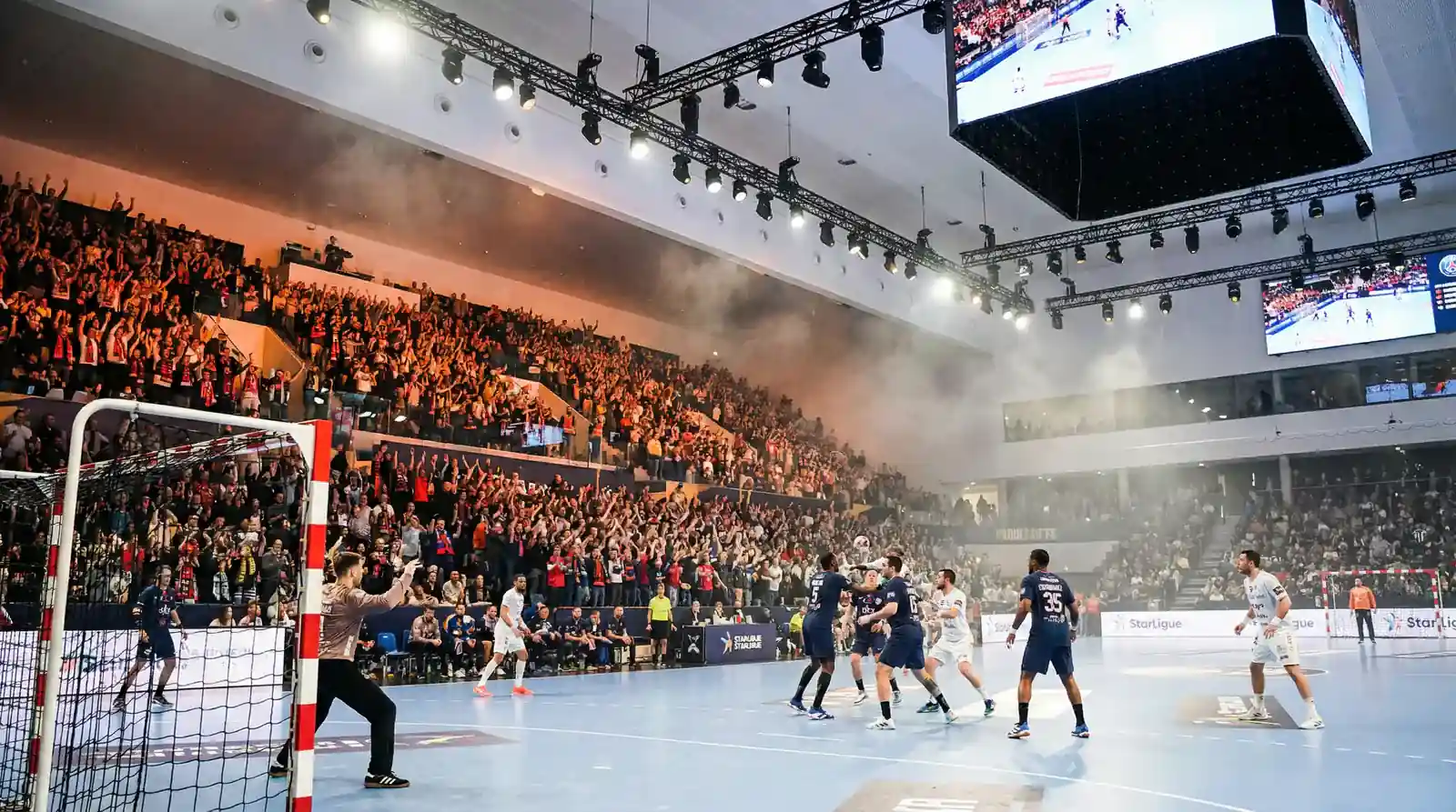 Ambiance électrique lors d'un match de Starligue avec supporters passionnés